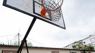 Zadar, 140412
Kosarkaska igralista i na njima postavljeni kosevi po citavom Zadru, koji se dici imenom “Grad kosarke”, su u jako losem stanju i/ili sluze kao parkiraliste.
Na fotografiji: kos u Velebitskoj ulici postavljen je u akciji “1000 koseva za Hrv Zadar, 140412
Kosarkaska igralista i na njima postavljeni kosevi po citavom Zadru, koji se dici imenom “Grad kosarke”, su u jako losem stanju i/ili sluze kao parkiraliste.
Na fotografiji: kos u Velebitskoj ulici postavljen je u akciji “1000 koseva za Hrv