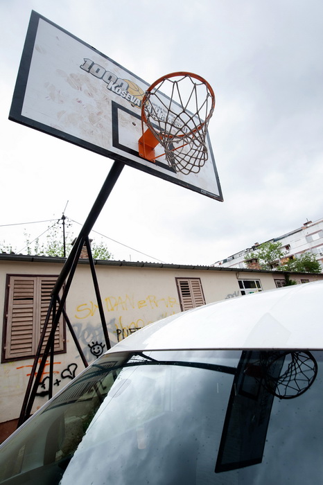 Zadar, 140412
Kosarkaska igralista i na njima postavljeni kosevi po citavom Zadru, koji se dici imenom “Grad kosarke”, su u jako losem stanju i/ili sluze kao parkiraliste.
Na fotografiji: kos u Velebitskoj ulici postavljen je u akciji “1000 koseva za Hrv Zadar, 140412
Kosarkaska igralista i na njima postavljeni kosevi po citavom Zadru, koji se dici imenom “Grad kosarke”, su u jako losem stanju i/ili sluze kao parkiraliste.
Na fotografiji: kos u Velebitskoj ulici postavljen je u akciji “1000 koseva za Hrv