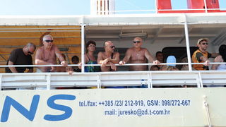 Zadar, 210710.
Mjestani zadarskog predjela Puntamika prosvjedovali su na molu svoje plaze trazeci od vlasnika broda Leut gospodina Toncija Jureska da vise ne iskrcava turiste na njihovom molu jer tako dovodi u opasnost kupace i ostecuje mol. U trenutku ka