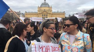 Prosvjed #spasime: Tomislavov trg u Zagrebu pun ljudi, došao i Plenković Prosvjed #spasime: Tomislavov trg u Zagrebu pun ljudi, došao i Plenković