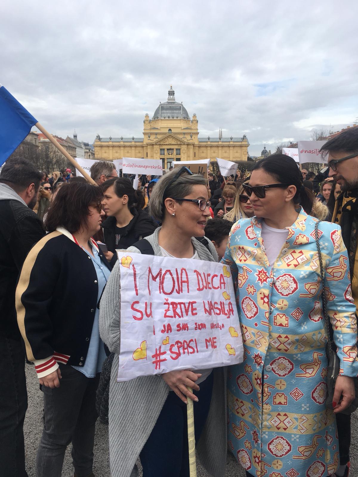 Prosvjed #spasime: Tomislavov trg u Zagrebu pun ljudi, došao i Plenković Prosvjed #spasime: Tomislavov trg u Zagrebu pun ljudi, došao i Plenković