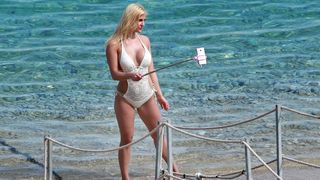 Ljepotica u kupaćem kostimu uživala u fotografiranju u plićaku plaže Zlatni rat