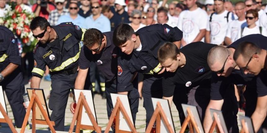 Vodice: Mimohodom vatrogasaca započelo obilježavanje 9. obljetnice kornatske tragedije. Photo: Hrvoje Jelavić/PIXSELL Vodice: Mimohodom vatrogasaca započelo obilježavanje 9. obljetnice kornatske tragedije. Photo: Hrvoje Jelavić/PIXSELL