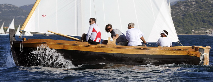 Murter, 021011.
U Murteru odrzana tradicionalna regata brodica ” Latinsko idro” gdje je sudjelovalo sedamdesetak posada.
Na slici: Sime Stipanicev.
Foto: Jadran Babic / CROPIX Murter, 021011.
U Murteru odrzana tradicionalna regata brodica ” Latinsko idro” gdje je sudjelovalo sedamdesetak posada.
Na slici: Sime Stipanicev.
Foto: Jadran Babic / CROPIX