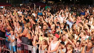 Nikad ovakve koncertne energije na Viru! Lidija Bačić oduševila je oko deset tisuća Virana i gostiju Vira sa svih strana svijeta; od prve do posljednje stvari koju je otpjevala seksipilna splitska pjevačica svi su pjevali i držali ruke u zraku! Nikad ovakve koncertne energije na Viru! Lidija Bačić oduševila je oko deset tisuća Virana i gostiju Vira sa svih strana svijeta; od prve do posljednje stvari koju je otpjevala seksipilna splitska pjevačica svi su pjevali i držali ruke u zraku!