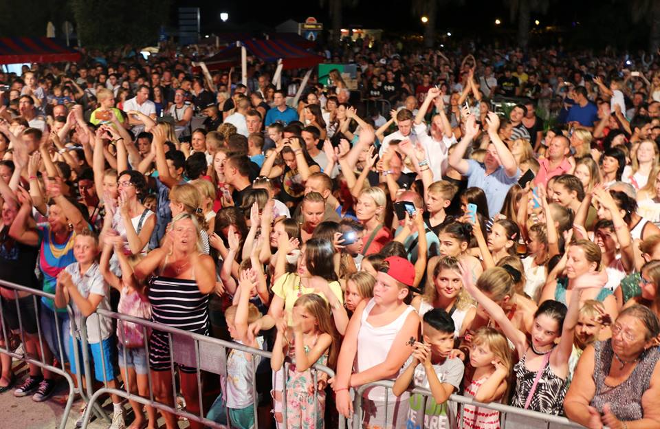 Nikad ovakve koncertne energije na Viru! Lidija Bačić oduševila je oko deset tisuća Virana i gostiju Vira sa svih strana svijeta; od prve do posljednje stvari koju je otpjevala seksipilna splitska pjevačica svi su pjevali i držali ruke u zraku! Nikad ovakve koncertne energije na Viru! Lidija Bačić oduševila je oko deset tisuća Virana i gostiju Vira sa svih strana svijeta; od prve do posljednje stvari koju je otpjevala seksipilna splitska pjevačica svi su pjevali i držali ruke u zraku!