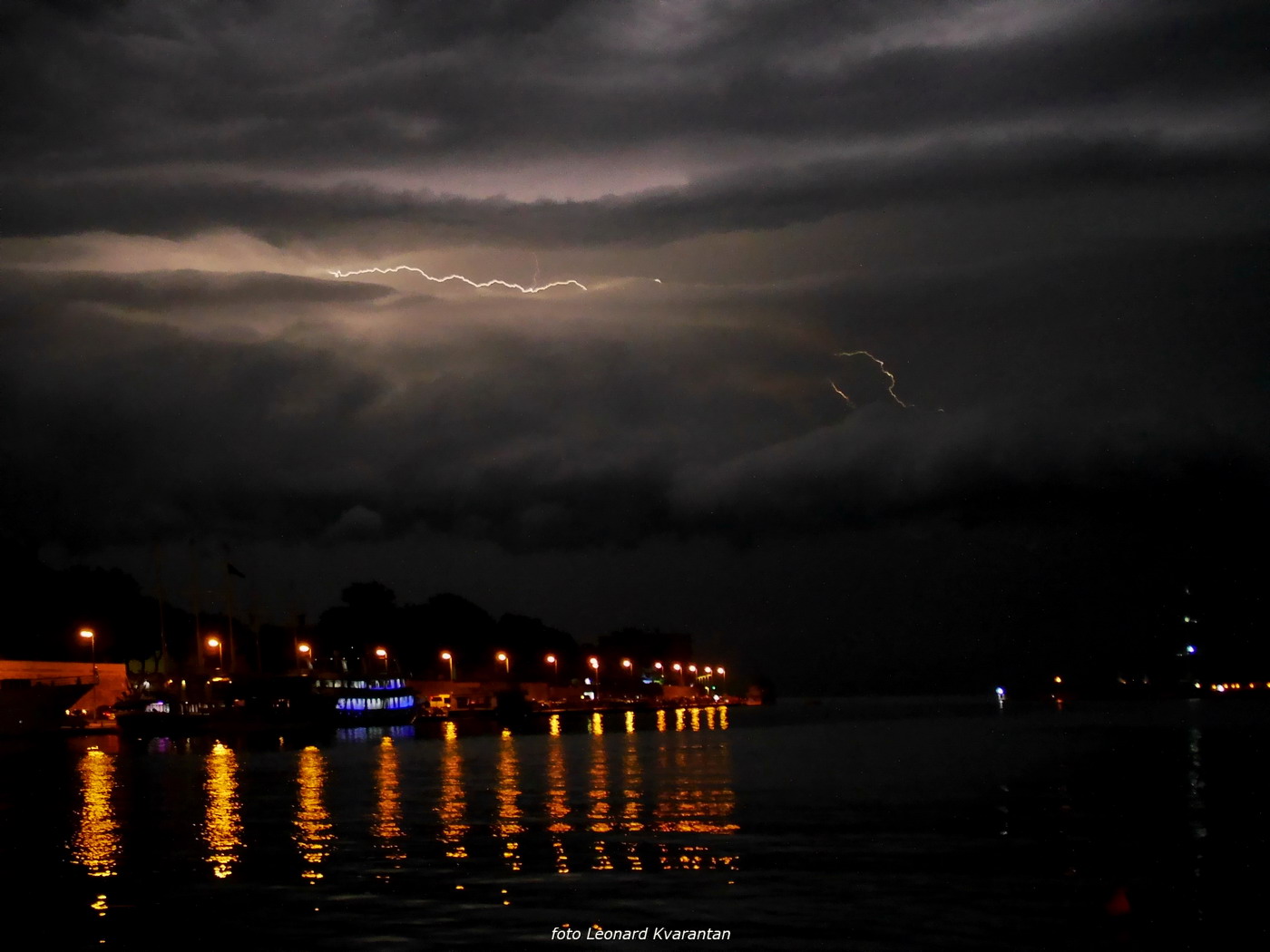 Munje nad zadarskom lukom