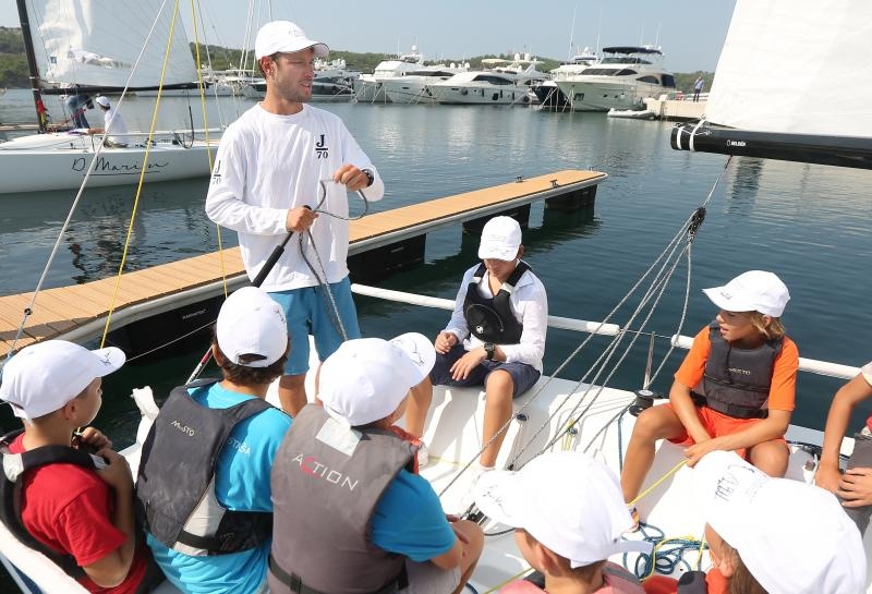 Zlatni olimpijci Fantela i Marenić družili se sa šibenskom djecom povodom dana jedrenja. Photo: Duško Jaramaz/PIXSELL Zlatni olimpijci Fantela i Marenić družili se sa šibenskom djecom povodom dana jedrenja. Photo: Duško Jaramaz/PIXSELL