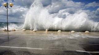 Zadar, 200711.
Jaka tramontana puse od sinoc. Dok mnogima stvara probleme u morskom prometu neki uzivaju u velikim valovima. 
Foto: Jure Miskovic / CROPIX