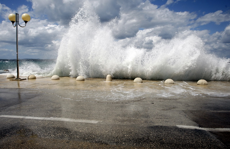 Zadar, 200711.
Jaka tramontana puse od sinoc. Dok mnogima stvara probleme u morskom prometu neki uzivaju u velikim valovima. 
Foto: Jure Miskovic / CROPIX