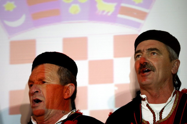 Nadin, 020110.
Etno glazbena manifestacija pod nazivom Cvitarijada odrzana je veceras u selu Nadin kraj Zadra. Cvitarijada je natjecanje u sviranju usne harmonike.
Foto: Jure Miskovic / CROPIX Nadin, 020110.
Etno glazbena manifestacija pod nazivom Cvitarijada odrzana je veceras u selu Nadin kraj Zadra. Cvitarijada je natjecanje u sviranju usne harmonike.
Foto: Jure Miskovic / CROPIX