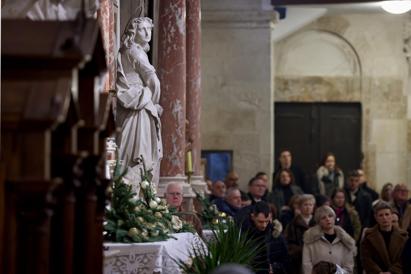 Nadbiskup Milan Zgrablić predvodio je misu na Božić u katedrali svete Stošije