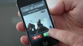 Zagreb, 230910.
T-mobile, Savska cesta.
Na na konferenciji za novinare predstavljen je IT novinarima iPhone 4, nasljednik populanog iPhone-a 3 GS.
Hrvatski telekom od petka ujutro i sluzbeno pocinje prodavati iPhone 4 u Hrvatskoj. Pametni telefon koji je