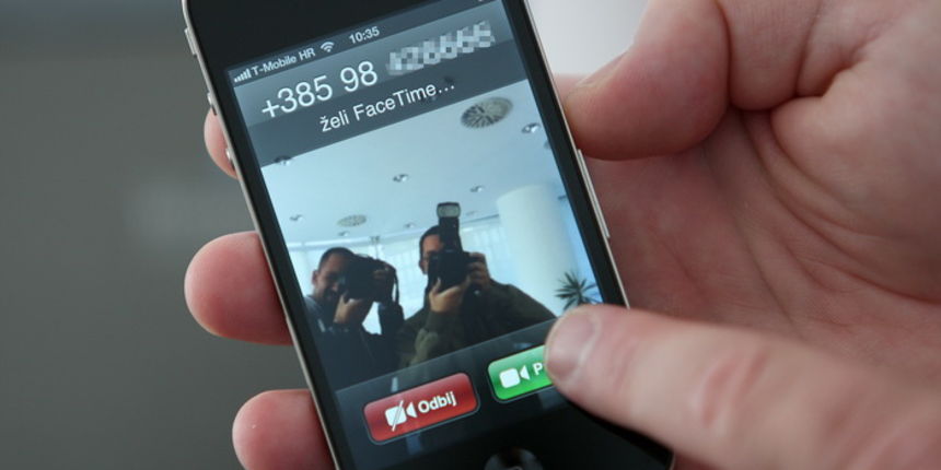 Zagreb, 230910.
T-mobile, Savska cesta.
Na na konferenciji za novinare predstavljen je IT novinarima iPhone 4, nasljednik populanog iPhone-a 3 GS.
Hrvatski telekom od petka ujutro i sluzbeno pocinje prodavati iPhone 4 u Hrvatskoj. Pametni telefon koji je Zagreb, 230910.
T-mobile, Savska cesta.
Na na konferenciji za novinare predstavljen je IT novinarima iPhone 4, nasljednik populanog iPhone-a 3 GS.
Hrvatski telekom od petka ujutro i sluzbeno pocinje prodavati iPhone 4 u Hrvatskoj. Pametni telefon koji je