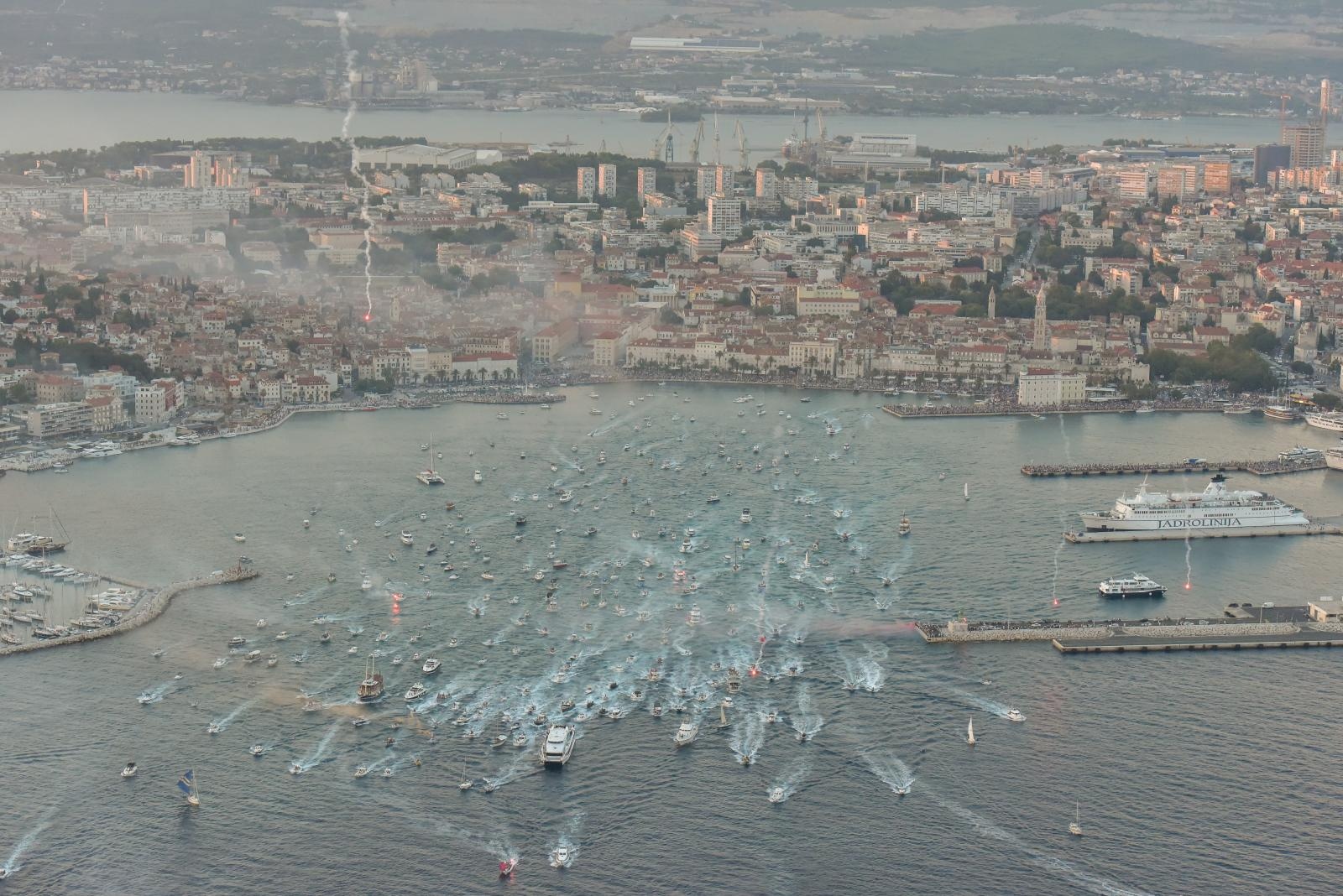 Splićani ispratili Olivera na posljednju plovidbu – fotografije iz zraka