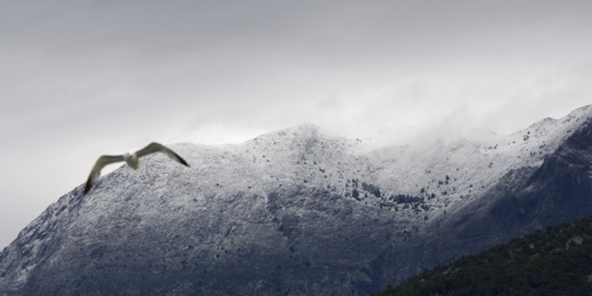 Makarska, 260513.
Snijeg je zabijelio vrhove planine Biokovo donijevsi dasak zime u kasno proljece, dok je na najvisem vrhu Svetom Juri jutros zabiljezeno -2 stupnja Celzija.
Na slici: Proljetni snijeg na planini Biokovo.
Foto: Ivo Ravlic / CROPIX
