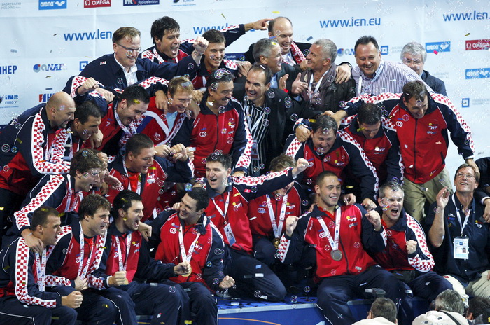 Zagreb, 110910.
Bazen Mladosti na Savi.
29. Europsko prvenstvo u vaterpolu.
Finalna utakmica za pobjednika Europskog prvenstva u vaterpolu  Hrvatska – Italija.
Na slici: slavlje hrvatskih igraca.
Foto: Goran Mehkek / CROPIX