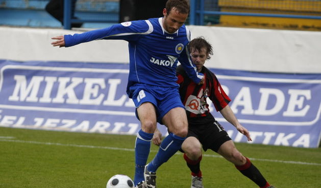 Zadar, 200310 Nogometna utakmica  T Com 1.HNL NK Zadar – NK Medjimurje. Stadion Stanovi u Zadru.   Igrac Zadra (plavi) Ante Puljic. Foto: Jure Miskovic / CROPIX