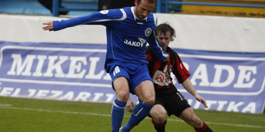 Zadar, 200310 Nogometna utakmica  T Com 1.HNL NK Zadar – NK Medjimurje. Stadion Stanovi u Zadru.   Igrac Zadra (plavi) Ante Puljic. Foto: Jure Miskovic / CROPIX