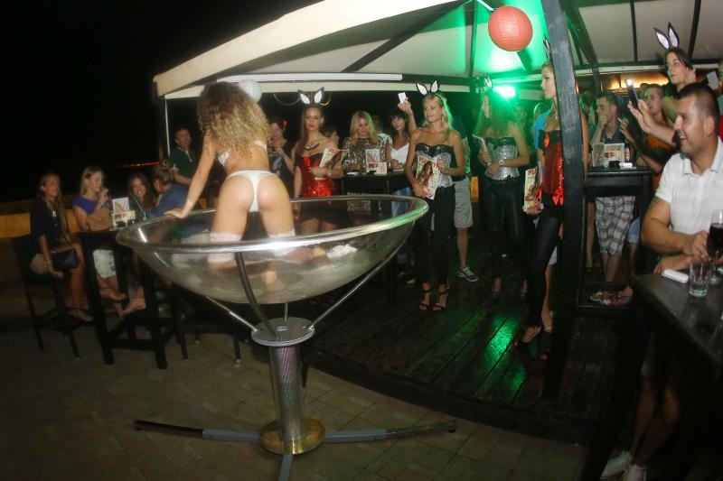 Opis  02.08.2014., Zadar – Playboy party turneja nastavila se i u Zadru u klubu Mango gdje su atraktivne plesacice uljepsale vecer mnogih gostiju. Photo: Filip Brala/PIXSELL Autor  Filip Brala/PIXSELL Ključne riječi  party, stranka, playboy, Mango, ljeto