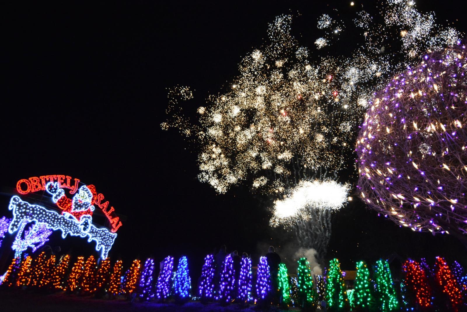 Uz 2,5 milijuna lampica zasjala ovogodišnja božićna bajka u Salajlandu Uz 2,5 milijuna lampica zasjala ovogodišnja božićna bajka u Salajlandu