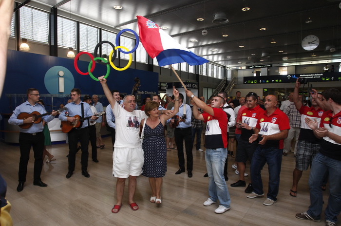 Zagreb, 070812. 
Zracna luka Zagreb ( Pleso ).
Povratak Hrvatske streljacke reprezentacije i Giovanni Cernogoraza sa Olimpijskih igara koji je u disciplini gadjanja glinenih golubova ( trap) osvojio zlatnu olimpijsku medalju.
Na slici: Navijaci iz Velike