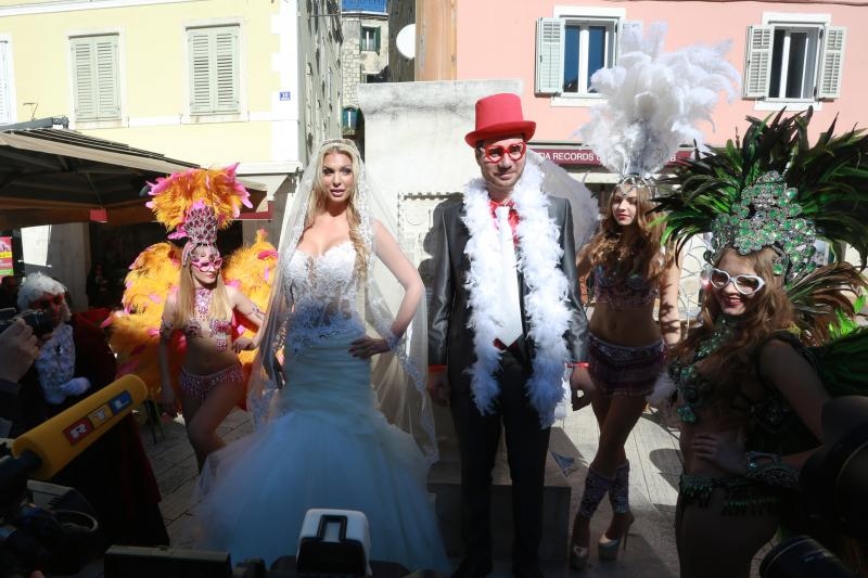 Splitski karneval: Vjenčanje Ave Karabatić i Ivana Pernara na splitskoj rivi