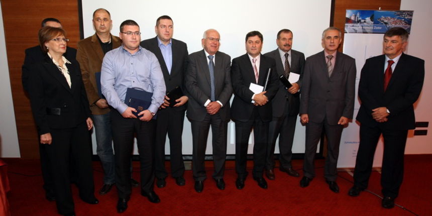 Zadar, 261010. U hotelu Kolovare odzana je 10. sjednica Gospodarskog vijeca HKG Zupanijske komore Zadar na kojoj su dodjeljena priznanja zasluznim privrednicima. Na fotografiji: zajednicka fotografija nagradjenih. Foto: Vladimir Ivanov / CROPIX Zadar, 261010. U hotelu Kolovare odzana je 10. sjednica Gospodarskog vijeca HKG Zupanijske komore Zadar na kojoj su dodjeljena priznanja zasluznim privrednicima. Na fotografiji: zajednicka fotografija nagradjenih. Foto: Vladimir Ivanov / CROPIX