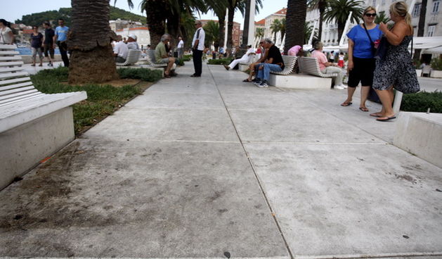 Split, 150810.
Splitska Riva je nakon koncerta Carla Coxa ostala prljava i ljepljiva.
Na fotografiji: prljava Riva.
Foto: Ante Cizmic / CROPIX