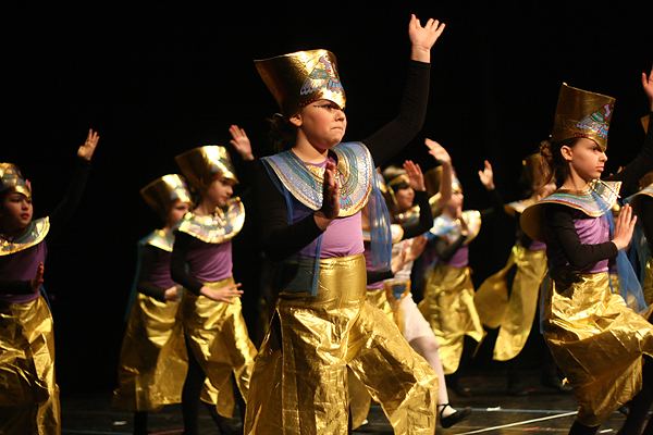 “Karnevalski vremeplov” plesne udruge “Gesta” (foto:Saša Čuka) “Karnevalski vremeplov” plesne udruge “Gesta” (foto:Saša Čuka)