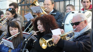 Zadar, 221212.
Predblagdansko subotnje jutro na zadarskom Poluotoku bilo je bogato raznim dogadjanjima. U isto vrijeme su zadarski zborovi, limena glazba i pojedini pjevaci udruzili snage te izvodili Bozicne pjesme.
Na fotografiji: gradska limena glazba. Zadar, 221212.
Predblagdansko subotnje jutro na zadarskom Poluotoku bilo je bogato raznim dogadjanjima. U isto vrijeme su zadarski zborovi, limena glazba i pojedini pjevaci udruzili snage te izvodili Bozicne pjesme.
Na fotografiji: gradska limena glazba.