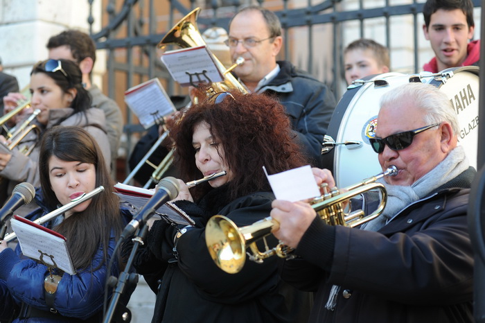 Zadar, 221212.
Predblagdansko subotnje jutro na zadarskom Poluotoku bilo je bogato raznim dogadjanjima. U isto vrijeme su zadarski zborovi, limena glazba i pojedini pjevaci udruzili snage te izvodili Bozicne pjesme.
Na fotografiji: gradska limena glazba. Zadar, 221212.
Predblagdansko subotnje jutro na zadarskom Poluotoku bilo je bogato raznim dogadjanjima. U isto vrijeme su zadarski zborovi, limena glazba i pojedini pjevaci udruzili snage te izvodili Bozicne pjesme.
Na fotografiji: gradska limena glazba.