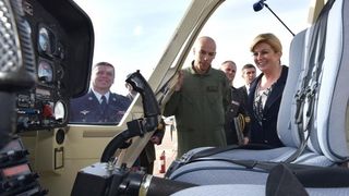Predsjednica Kolinda Grabar-Kitarović posjetila 93. zrakoplovnu bazu Zemunik. Foto: Dino Stanin/PIXSELL