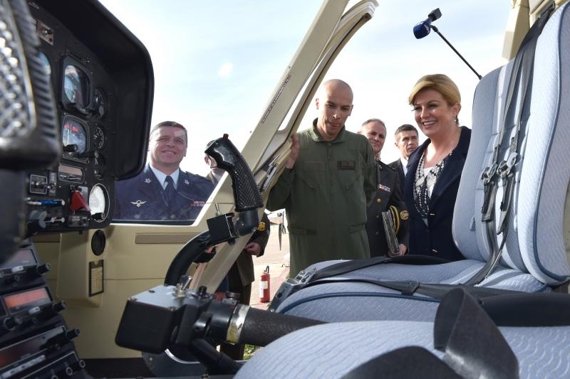 Predsjednica Kolinda Grabar-Kitarović posjetila 93. zrakoplovnu bazu Zemunik. Foto: Dino Stanin/PIXSELL