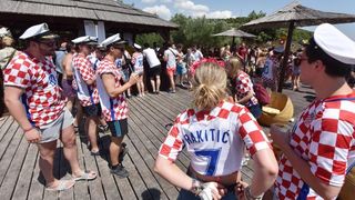 Posljednji dan Love International Festivala u Tisnom privukao je veliki broj mladih iz cijele Europe, a najviče iz Velike Britanije. Photo: Hrvoje Jelavić/PIXSELL Posljednji dan Love International Festivala u Tisnom privukao je veliki broj mladih iz cijele Europe, a najviče iz Velike Britanije. Photo: Hrvoje Jelavić/PIXSELL