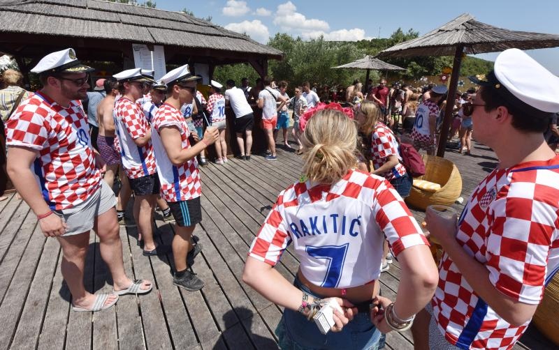 Posljednji dan Love International Festivala u Tisnom privukao je veliki broj mladih iz cijele Europe, a najviče iz Velike Britanije. Photo: Hrvoje Jelavić/PIXSELL Posljednji dan Love International Festivala u Tisnom privukao je veliki broj mladih iz cijele Europe, a najviče iz Velike Britanije. Photo: Hrvoje Jelavić/PIXSELL