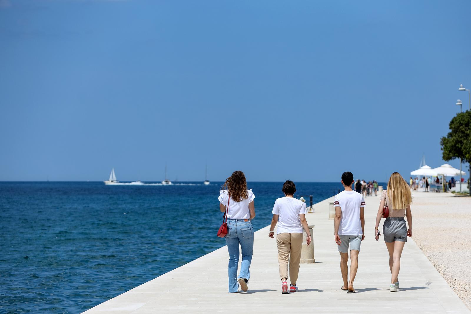 Sunčana nedjelja: Domaći i turisti na ulicama grada Sunčana nedjelja: Domaći i turisti na ulicama grada