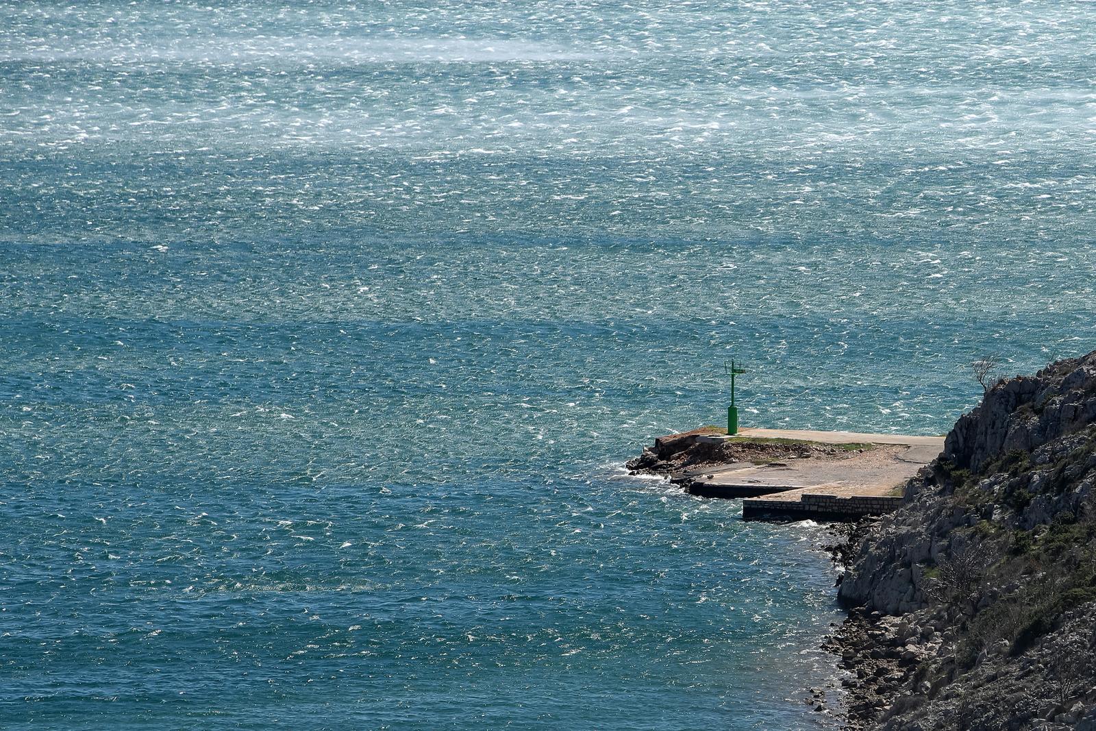 Maslenički most na udaru jake bure Maslenički most na udaru jake bure
