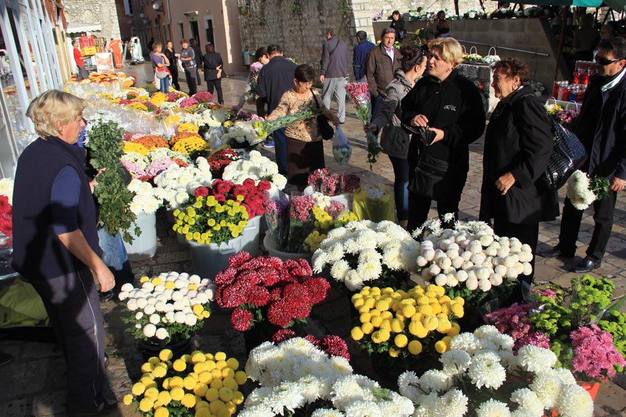 Započela prodaja cvijeća na zadarskoj tržnici, foto-I. Perinčić Započela prodaja cvijeća na zadarskoj tržnici, foto-I. Perinčić