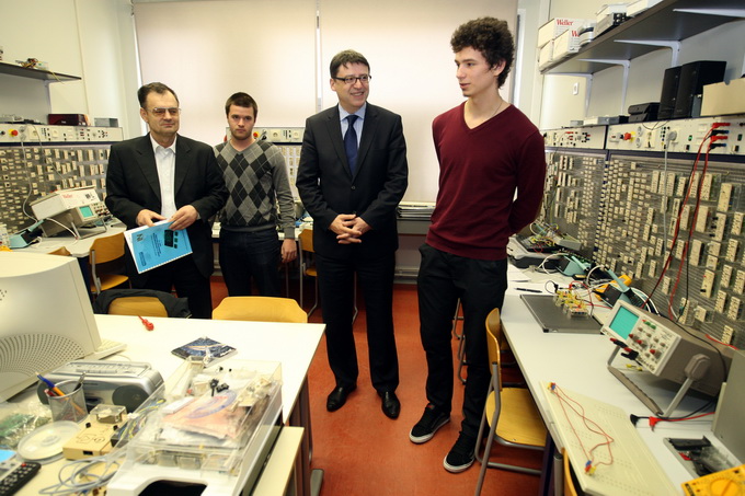 Zadar, 250313.
Ministar znanosti, obrazovanja i sporta Zeljko Jovanovic sa suradnicima boravi u radnom posjetu Zadru. Obisao je Strukovnu skolu Vice Vlatkovica, jednu od najopremljenijih i najinovativnijih strukovnih skola u Hrvatskoj, a domacin mu je bio Zadar, 250313.
Ministar znanosti, obrazovanja i sporta Zeljko Jovanovic sa suradnicima boravi u radnom posjetu Zadru. Obisao je Strukovnu skolu Vice Vlatkovica, jednu od najopremljenijih i najinovativnijih strukovnih skola u Hrvatskoj, a domacin mu je bio