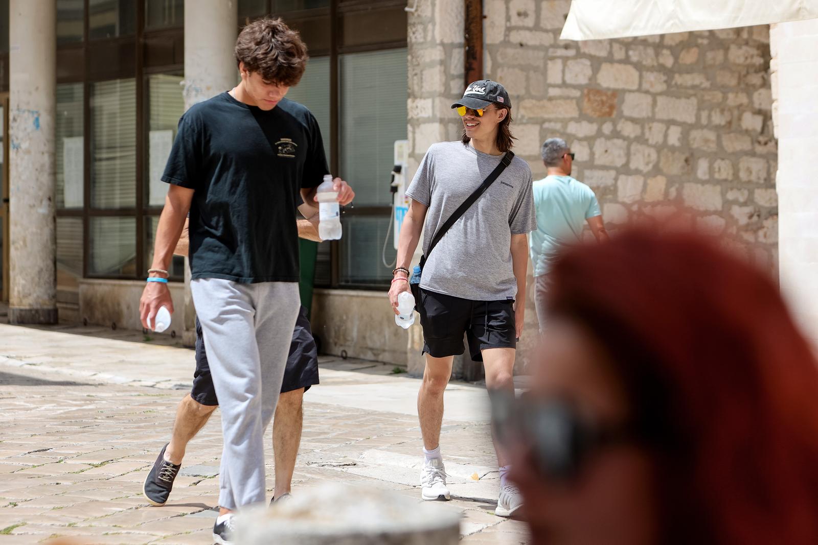 Sunčana nedjelja: Domaći i turisti na ulicama grada Sunčana nedjelja: Domaći i turisti na ulicama grada