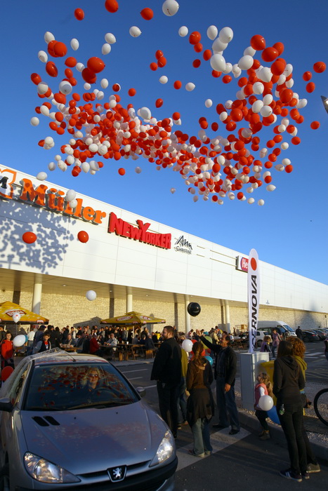 Zadar, 111110.
U zadru je  otvoren shoping centar Supernova, cije je otvaranje bilo najavljeno je za 09, pa za 14 sati, a otvoren  je malo prije 16 sati zbog tehnickog pregleda zgrade.
Na fotografiji: prvi kupcu u supernovi.
Foto: Vladimir Ivanov / CROPIX