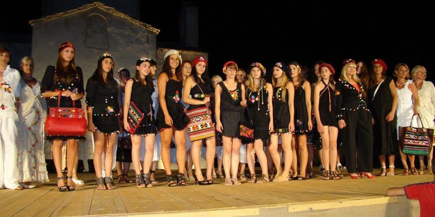 Modna revija obojana etno nijansama: Mina Petra predstavlja “Materinu priču” Modna revija obojana etno nijansama: Mina Petra predstavlja “Materinu priču”