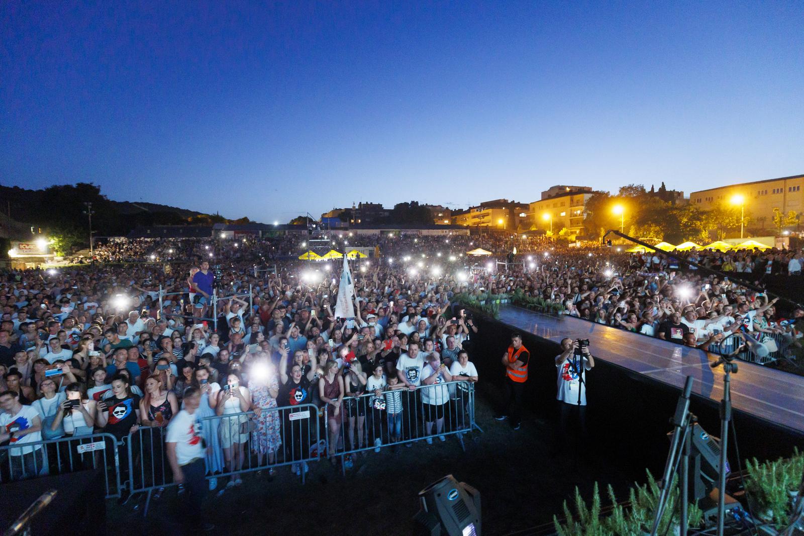 Mišo Kovač i prijatelji na Starom placu u Splitu Mišo Kovač i prijatelji na Starom placu u Splitu