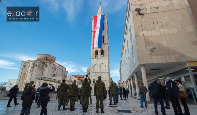 Đir po gradu, srijeda 10. siječnja 2017. Hrvatska zastava na zvoniku sv. Stošije
