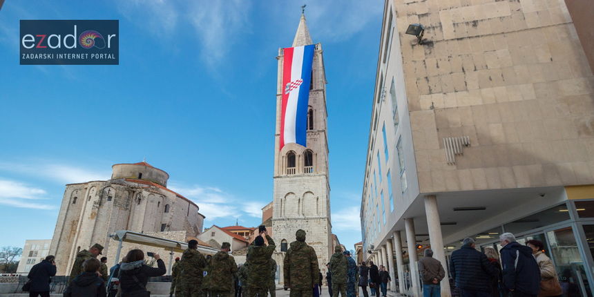 Đir po gradu, srijeda 10. siječnja 2017. Hrvatska zastava na zvoniku sv. Stošije Đir po gradu, srijeda 10. siječnja 2017. Hrvatska zastava na zvoniku sv. Stošije