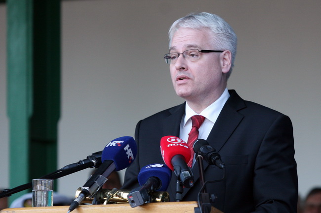 Vukovar, 250610.
U povodu Dana drzavnosti Republike Hrvatske obiljezen  zavrsetak skolovanja polaznika vojnih skola za potrebe Oruzanih snaga. Na fotografiji polaznicima vojnih skola obratio se predsjednik RH Ivo Josipovic.
Foto: Damir Glibusic / CROPIX