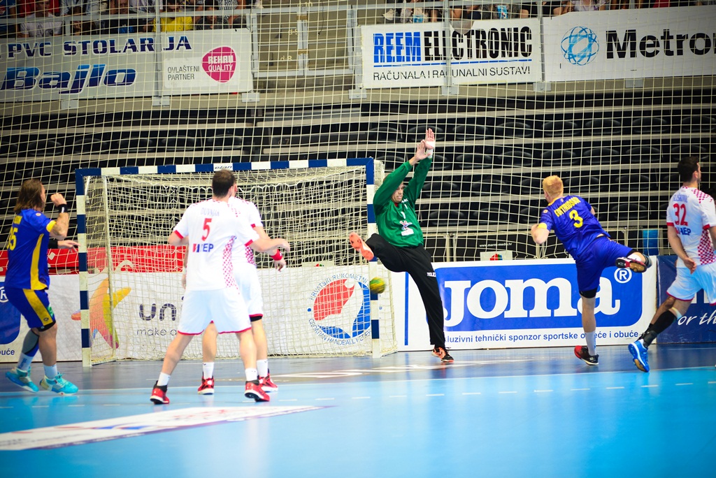 U doista sjajnoj atmosferi koju je stvorilo oko 5000 navijača iz cijele Hrvatske, naši su rukometni reprezentativci remizirali sa Švedskom i to s rezultatom 25-25. Bila je to ‘kaubojima’ pretposljednja pripremna utakmica uoči Olimpijskih igara