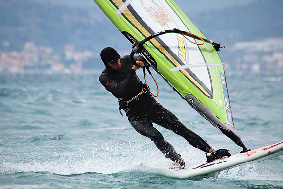 Windsurferi na Kolovarima, 11. travnja 2012. (foto:Saša Čuka) Windsurferi na Kolovarima, 11. travnja 2012. (foto:Saša Čuka)