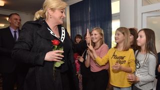 Predsjednica Kolinda Grabar Kitarović položila vijenac i zapalila svijeće za žrtve Škabrnje, Foto: Dino Stanin/PIXSELL